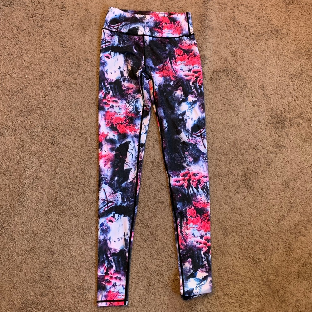 Athletic patterned leggings